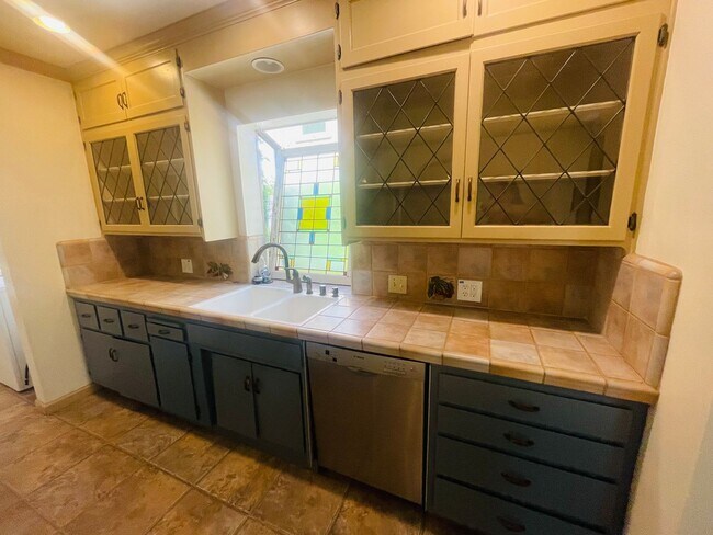 Building Photo - Gorgeous 3bed/2bath home in East Sac