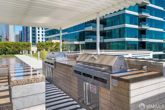 Building Photo - 425 1st St