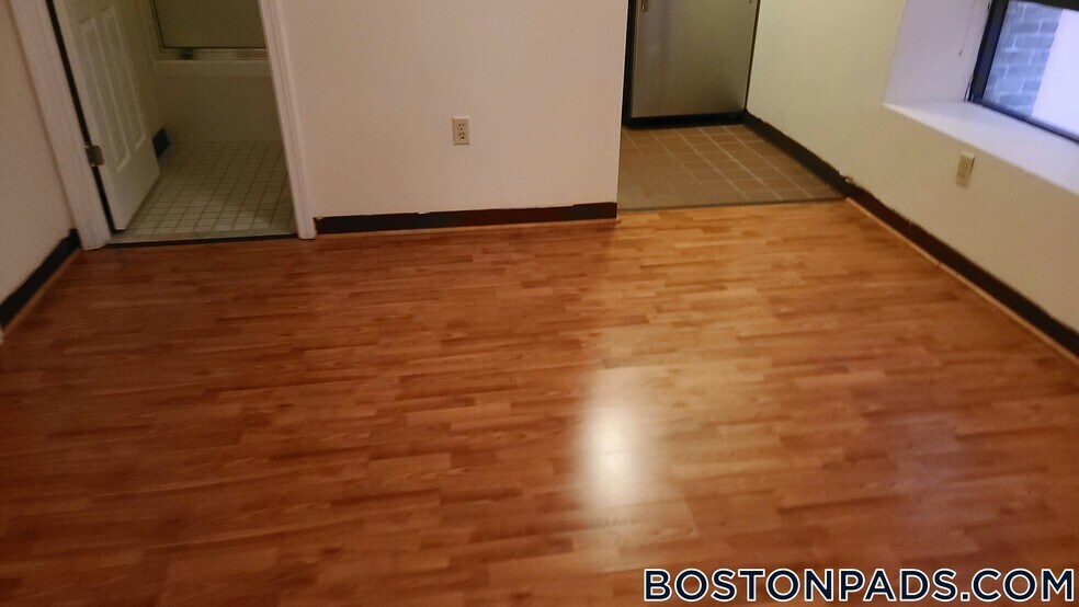 Building Photo - 81 Essex St