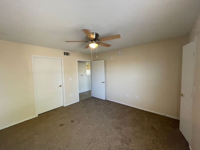 Building Photo - 1 bathroom condo located in the desirable ...