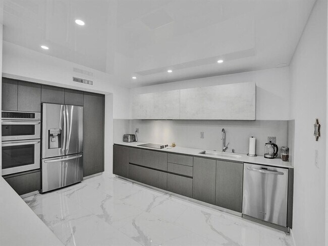 Building Photo - 2500 Parkview Dr