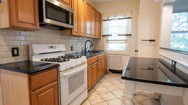 Building Photo - 840 W Seaman Ave