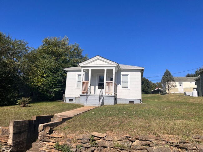 Primary Photo - Cute cottage in the heart of Altavista