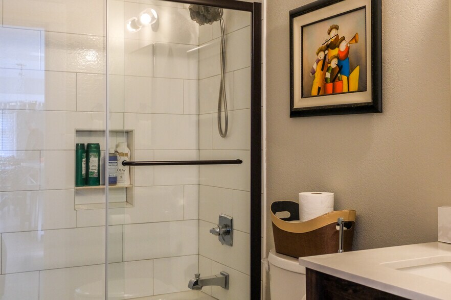 Building Photo - 5530 N Haight Ave