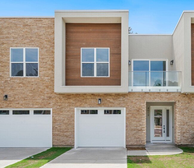 Building Photo - Absolutely STUNNING 3 Bed/ 4 Bath Townhous...