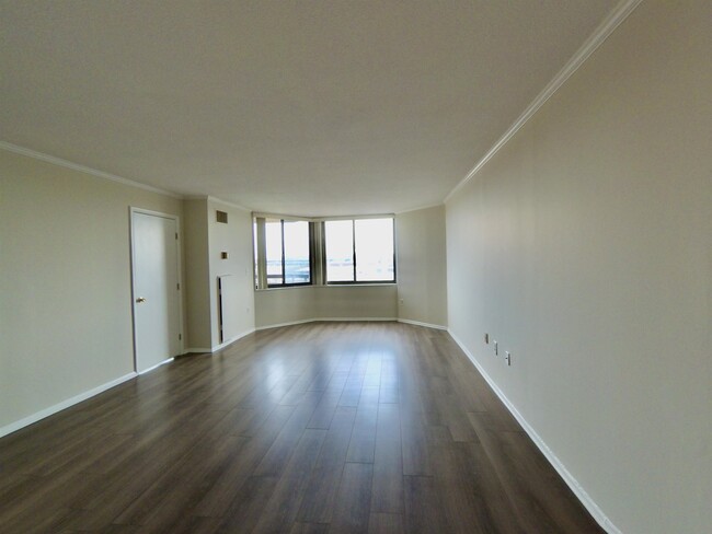 Building Photo - 509 Harmon Cove Tower