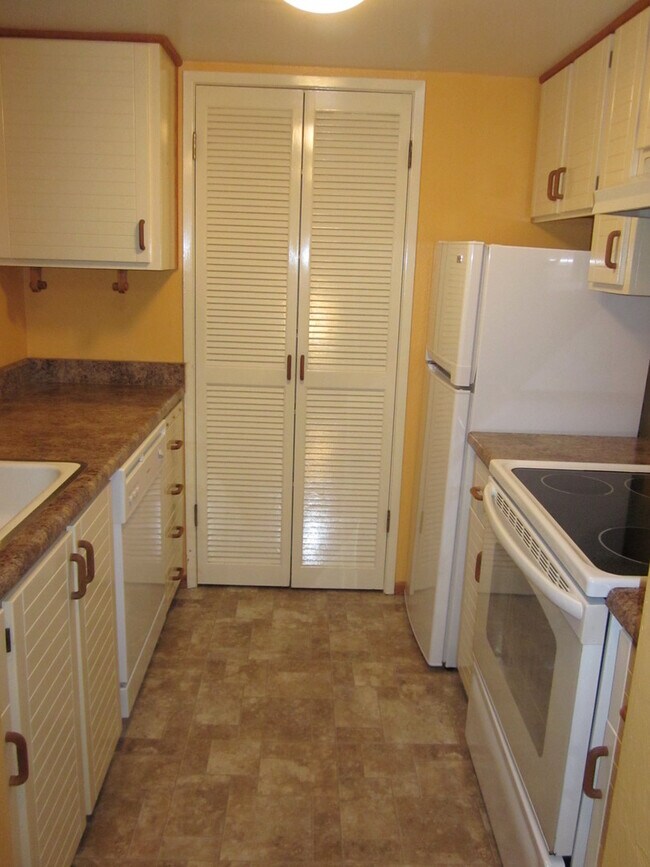 Building Photo - Cute and Cozy 1 Bedroom Condo in Gated Tim...
