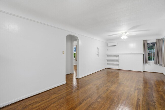 Building Photo - Fully Remodeled Beauty with Hardwood Floors in Prime SE Location