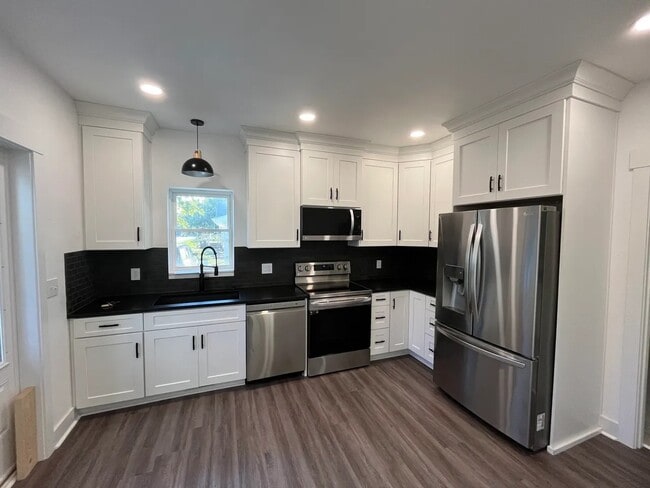 Building Photo - 326 S Oakdale Ave