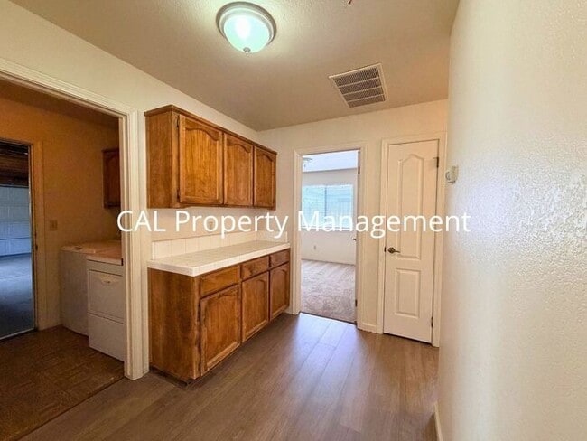 Building Photo - Rare 4 bedroom 2 bath rental in Pine Meadow Estates King City!