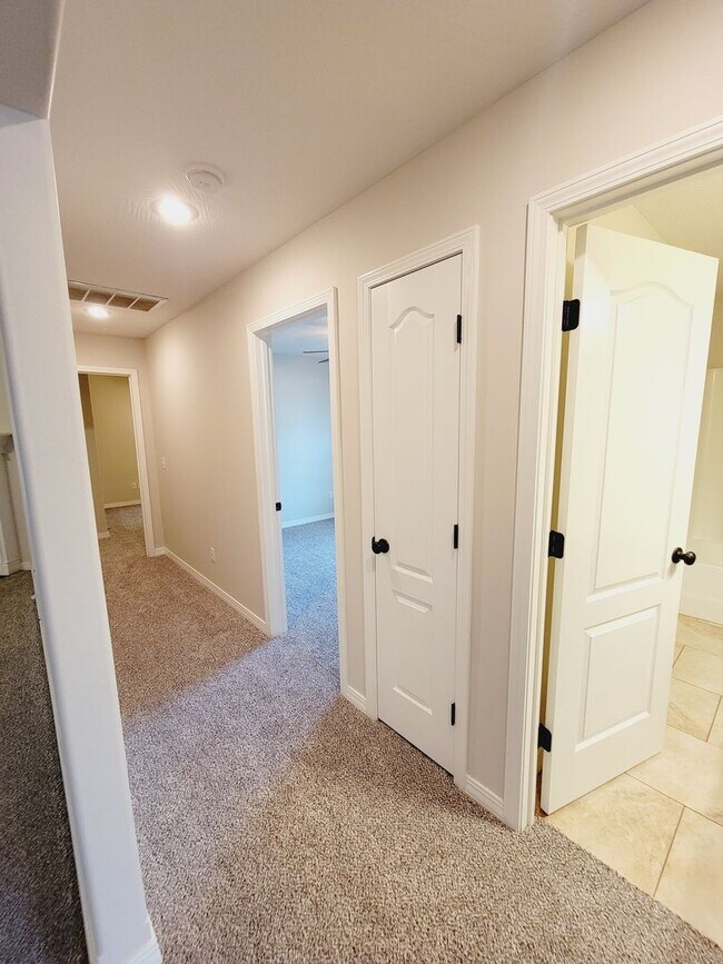 Building Photo - Prairie View Estates,  4 BR - 3 Car Garage...