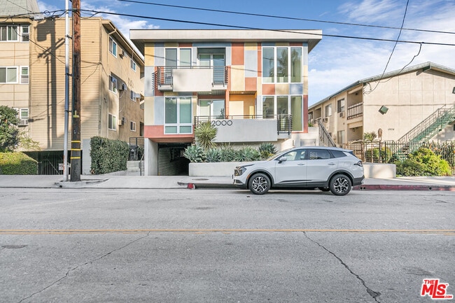 Building Photo - 2000 Beachwood Dr