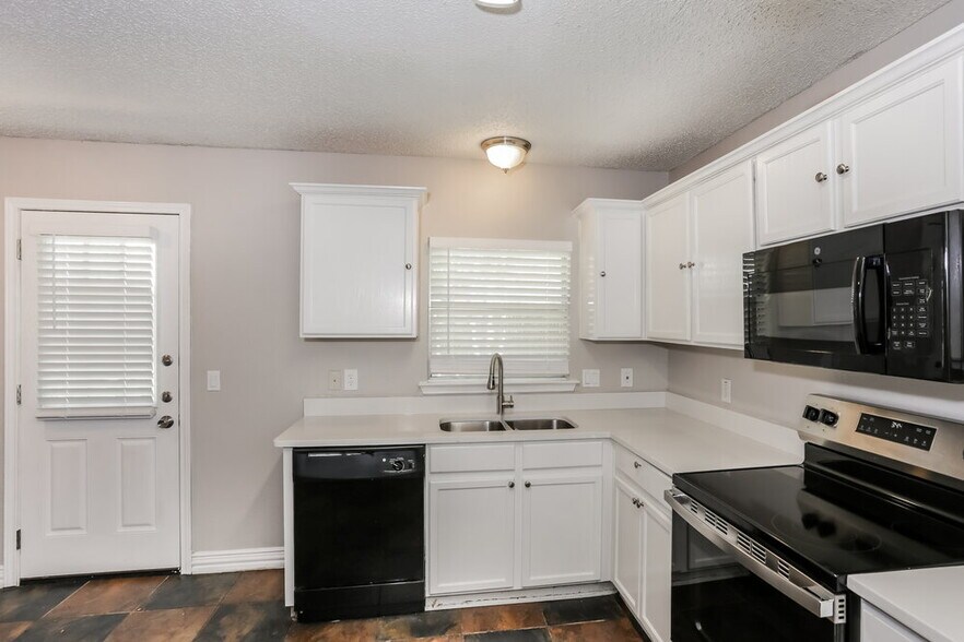 Building Photo - 4812 Derby Ln