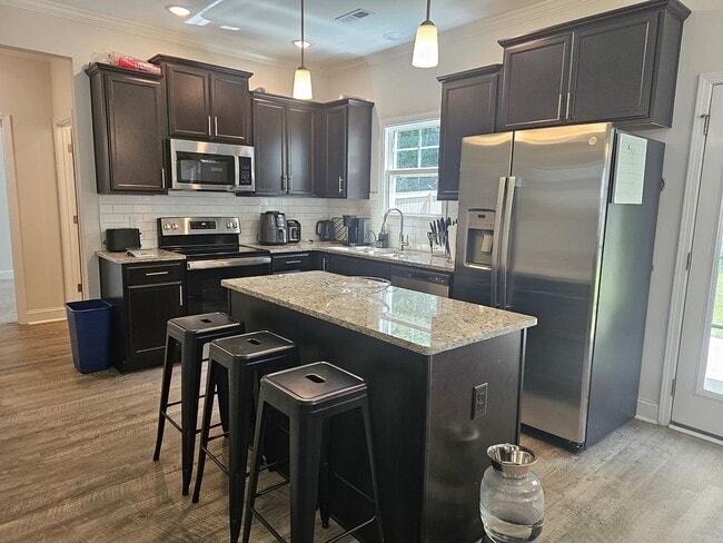 Building Photo - NEW LISTING!!!!