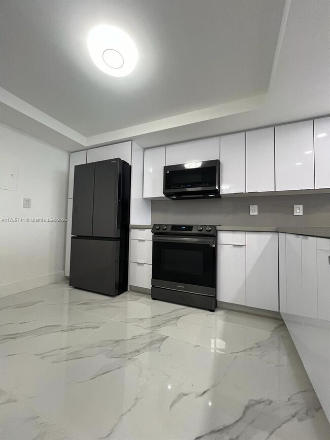Building Photo - 1301 NE Miami Gardens Dr