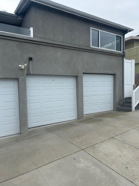 Another angle of garage and front of building - 1534 Manhattan Beach Blvd