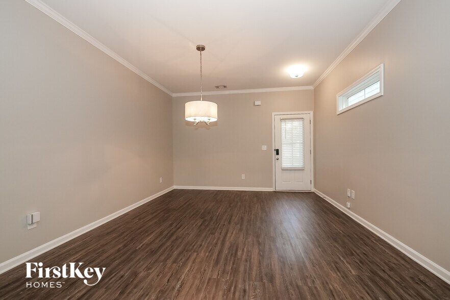 Building Photo - 28 E Newnan Rd