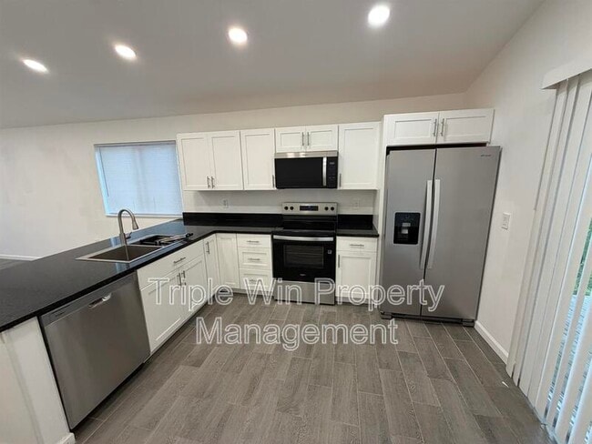 Building Photo - 1332 Langholm Dr