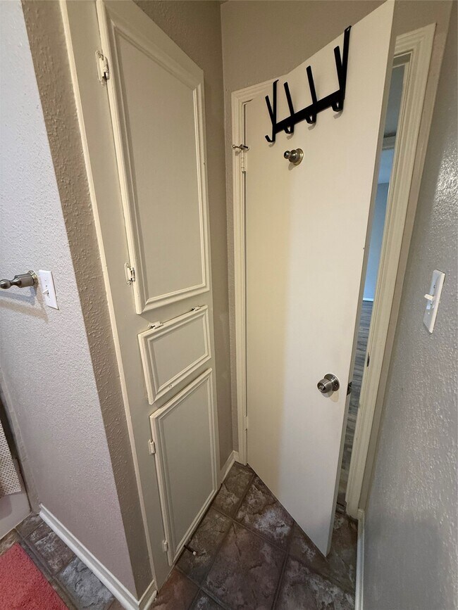 Building Photo - 1880 White Oak Dr