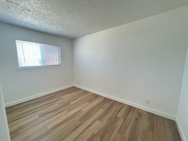 Building Photo - No HOA! 3 Bedroom 2 Bathroom House!