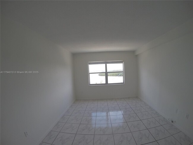 Building Photo - 400 Kings Point Dr