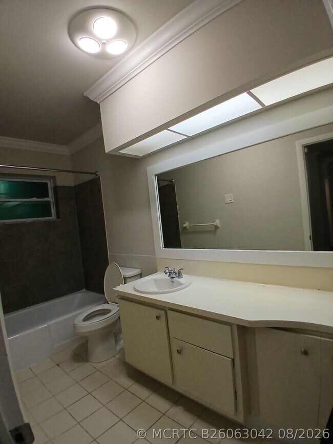 Building Photo - 1480 E Sample Rd