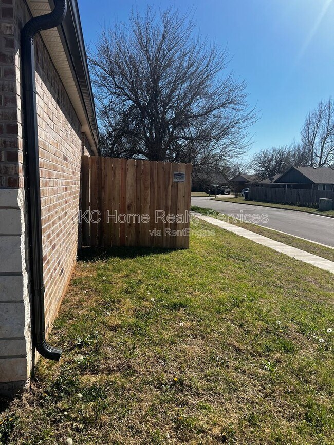 Building Photo - 618 NW 119th St