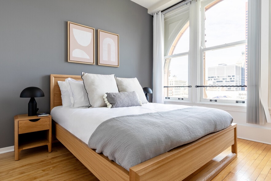 Building Photo - 300 N Canal St