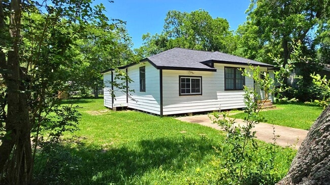 Building Photo - 502 Azalea Dr