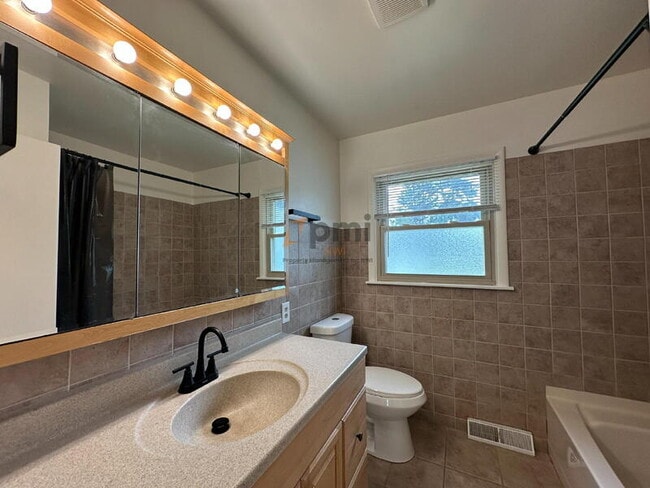 Building Photo - 2627 W 60th Dr