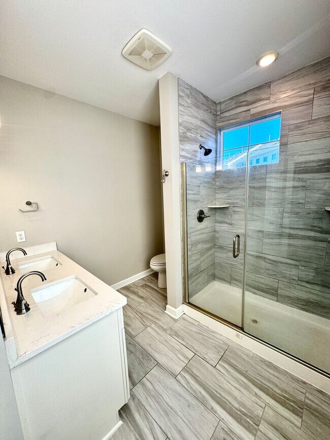 Building Photo - Experience Modern Coastal Living!