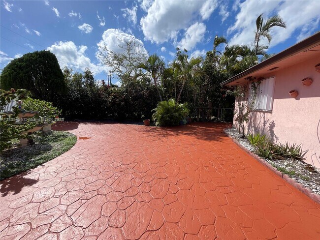 Building Photo - 3033 NW 11th Terrace
