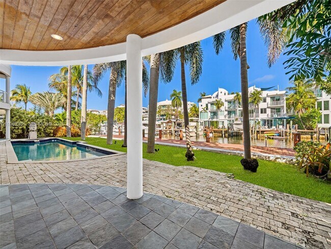 Building Photo - 450 Victoria Terrace