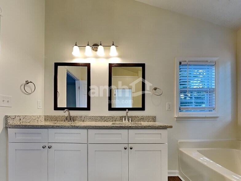Building Photo - 920 Underhill Ct