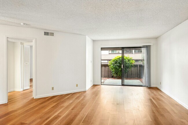 Building Photo - 999 Evelyn Terrace W