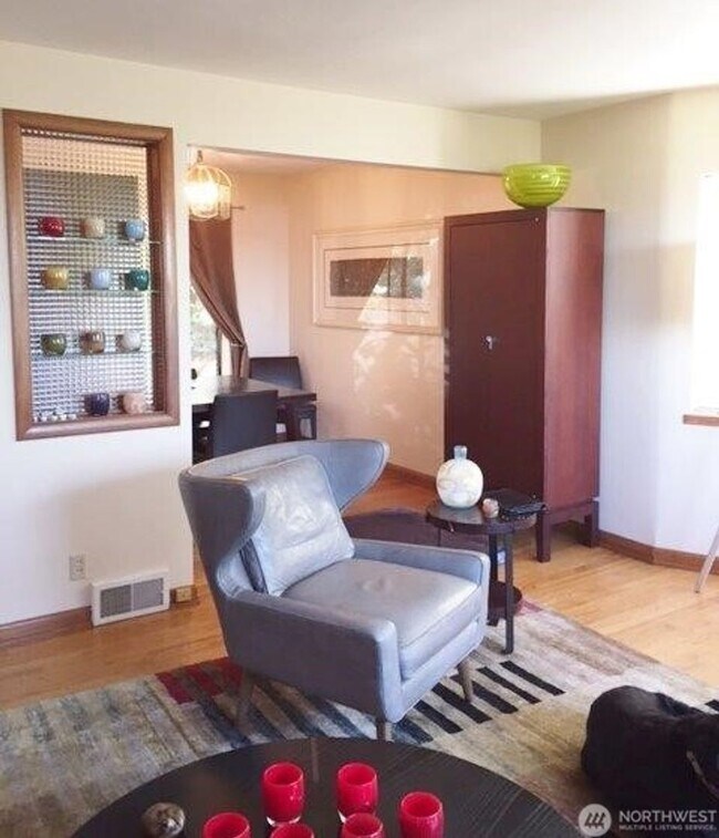 Building Photo - 5Bd/2.75Ba Seattle Home