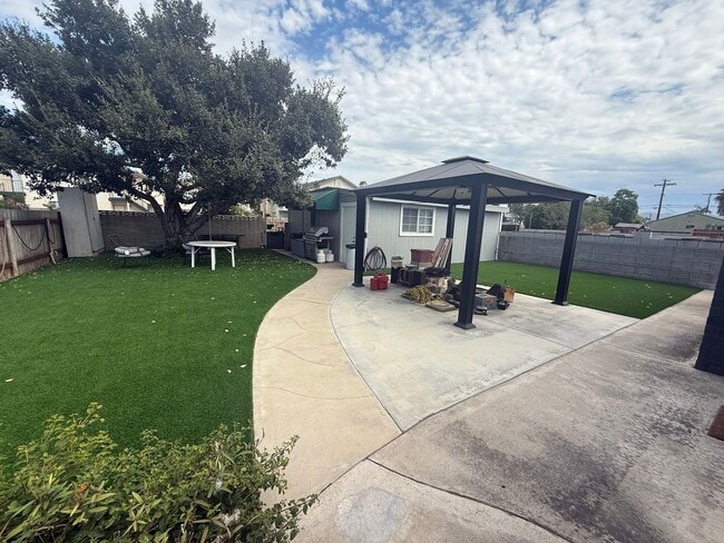 Building Photo - Charming 2 Bedroom, 2 Bath Home with Fence...