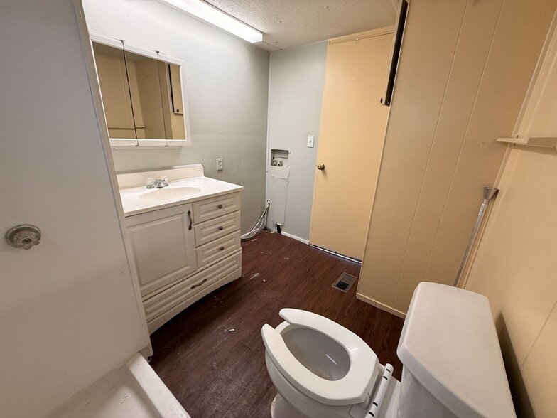 Building Photo - 3601 E Wyoming Ave