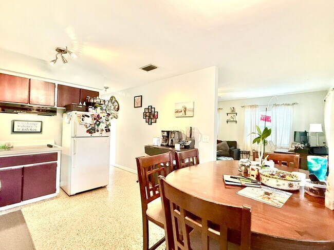 Building Photo - Bright & cozy 2bedroom 1bath home with out...
