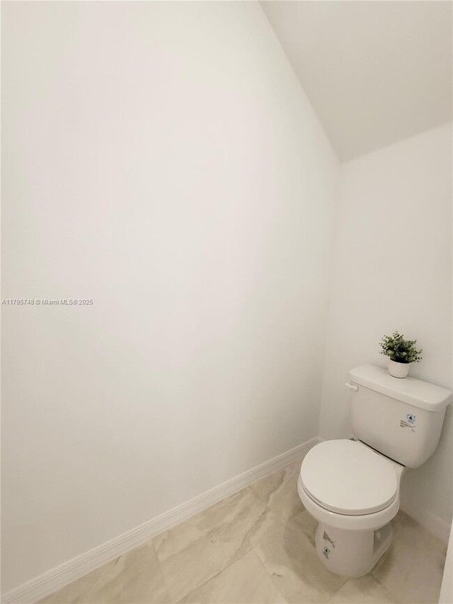 Building Photo - 5647 Ficus Aurea St