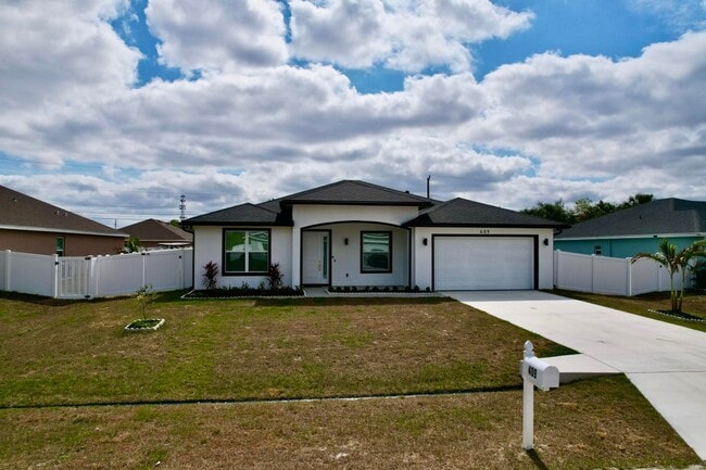 Building Photo - 409 SW Bradshaw Cir