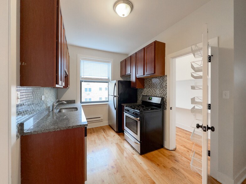 Building Photo - 1322 Oak Ave