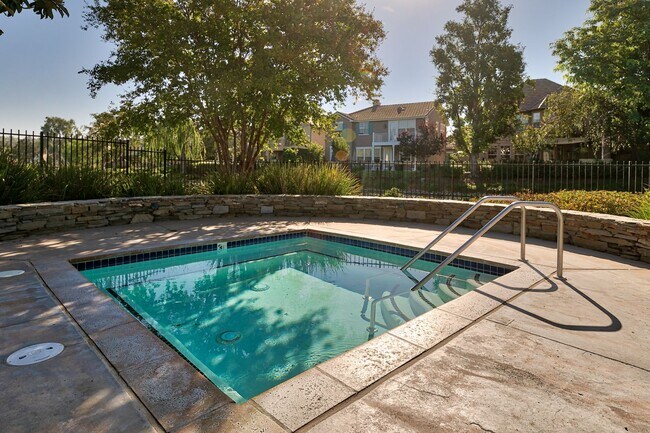 Building Photo - 4 Bedroom Home in the Beautiful Bridgeport Community!