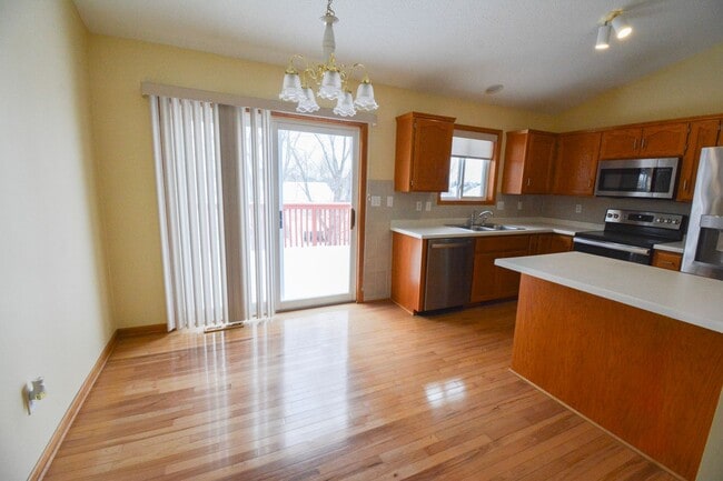 Building Photo - Bright 4 Bed, 2 Bath Home For Rent — Available Now!