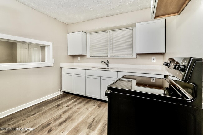 Building Photo - 4144 Sunset Ave