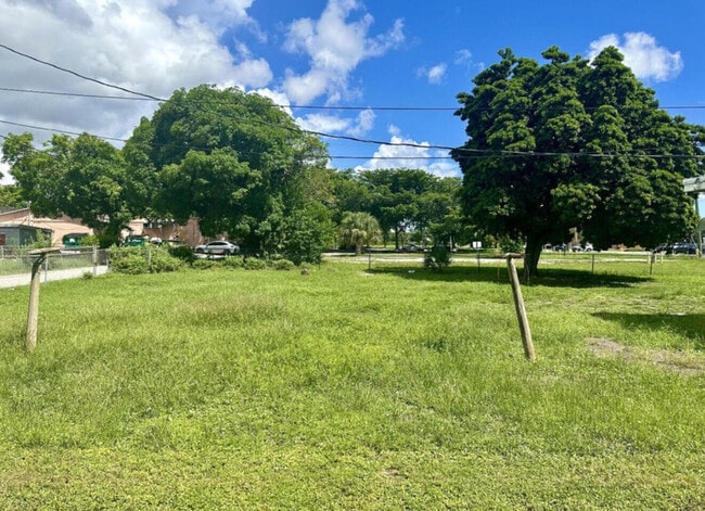 Building Photo - 24 SW 10th Ave