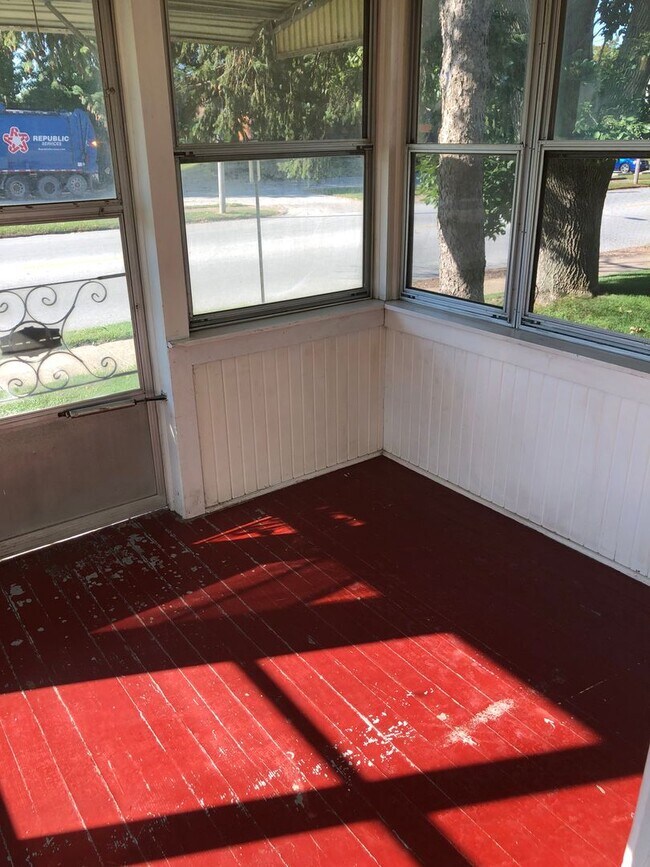 Building Photo - 2 bedroom single family home with one car ...