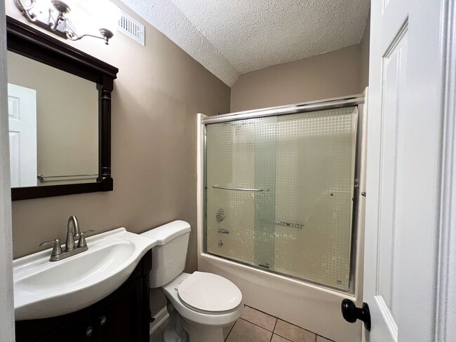 Building Photo - TOTALLY UPDATED 2 BEDROOM CONDO IN NORTHWE...