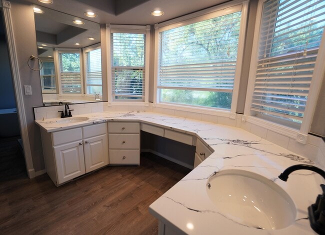 Building Photo - 2747 E Migratory Dr