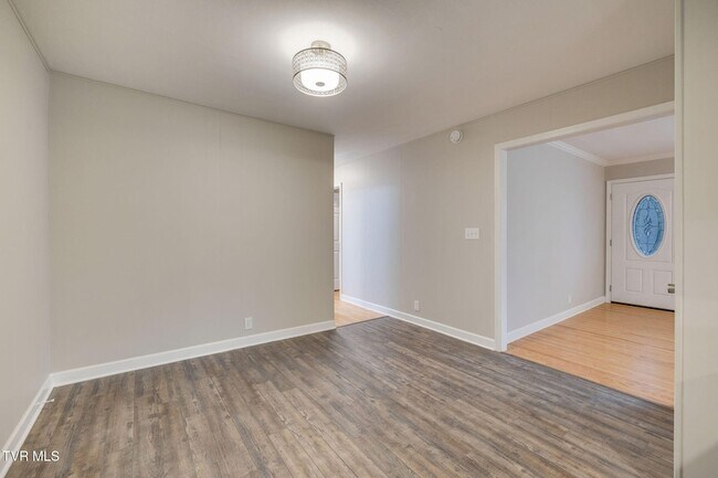 Building Photo - 336 W Ln St